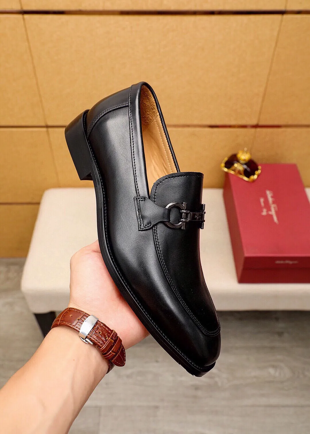 Men's shoes 💰460 💐 Product trademark: Ferragamo "Ferragamo" casual leather shoes Regular size: 38-44 (custom-made at 45.46.47🉑️) Product materials: Selected imported first-layer calfskin upper + original hardware buckle, imported water-dyed cow leather lining. Strong three-dimensional visual effect, combined outsole Color: 2⃣️colors available